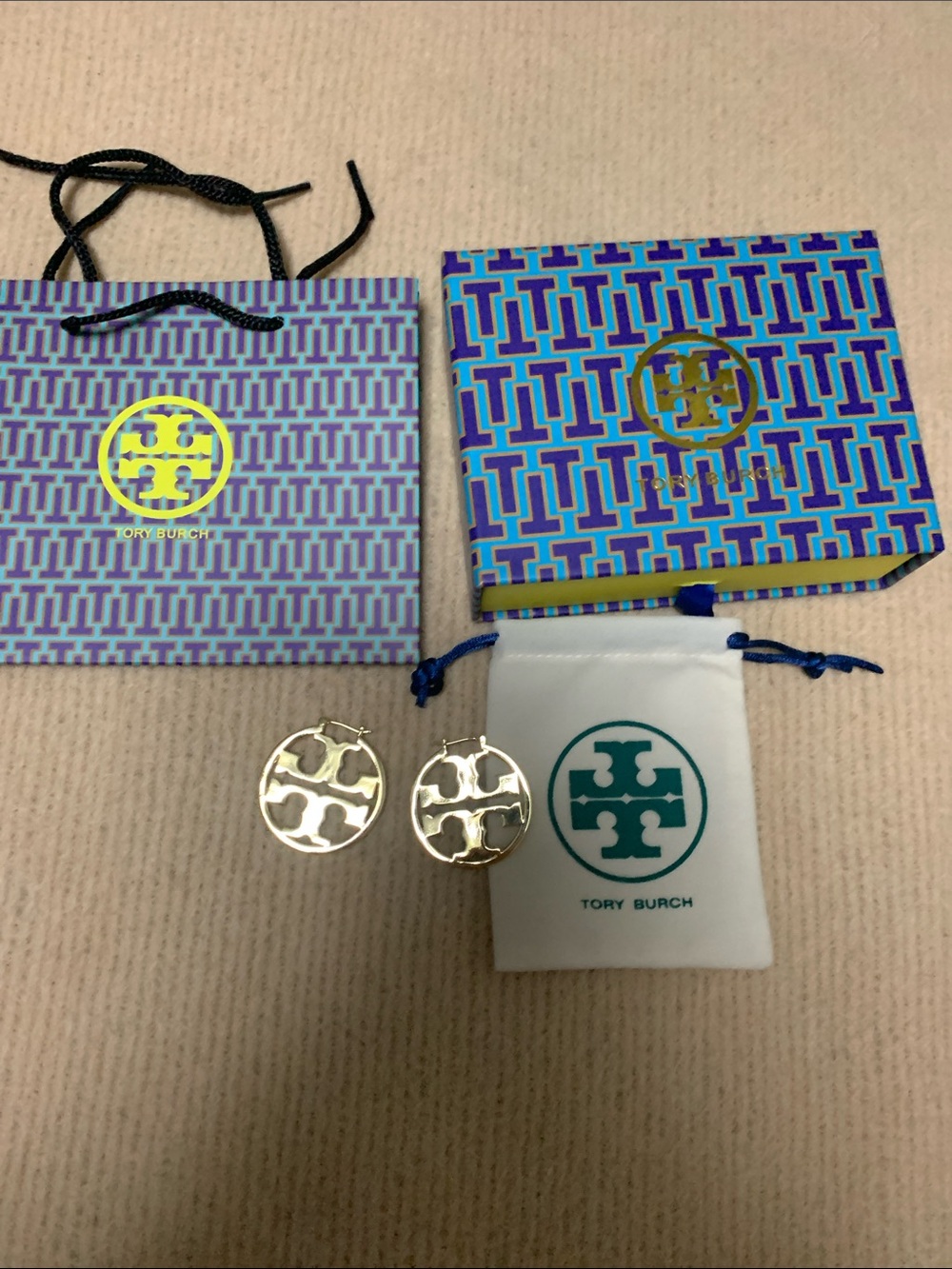 Tory Burch Miller statement Hoop Earrings black enamel & Gold - Picture 5 of 5